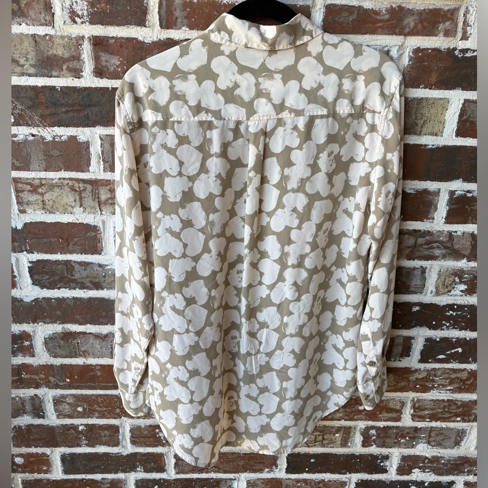 Equipment Femme Taupe Cream Heart Print Silk Blouse Size Medium - Picture 11 of 12